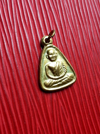 100 ฿ เหรียญจอบเล็ก หลวงพ่อเงิน วัดบางคลาน " รุ่นเททอง "  เนื้อกะหลั่ยทอง