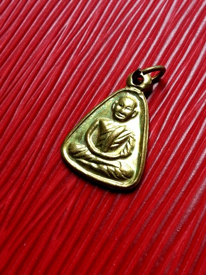 100 ฿ เหรียญจอบเล็ก หลวงพ่อเงิน วัดบางคลาน " รุ่นเททอง "  เนื้อกะหลั่ยทอง