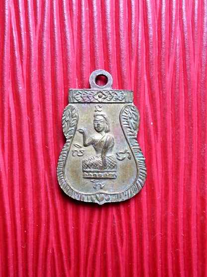 100 ฿ เหรียญเสมาเล็ก พระพุทธชินราชหลังนางกวัก จ.พิษณุโลก ปี 2520 " เนื้อกะไหล่ทอง "