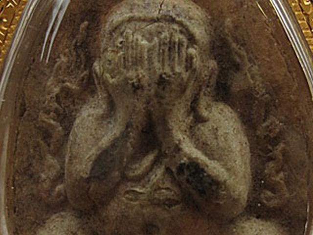 ปี 2521 พระปิดตา พิมพ์ลายกนกคู่ หลวงปู่โต๊ะ วัดประดู่ฉิมพลี จ.กรุงเทพฯ เนื้อเกสรแช่น้ำมนต์ เลี่ยมทอง