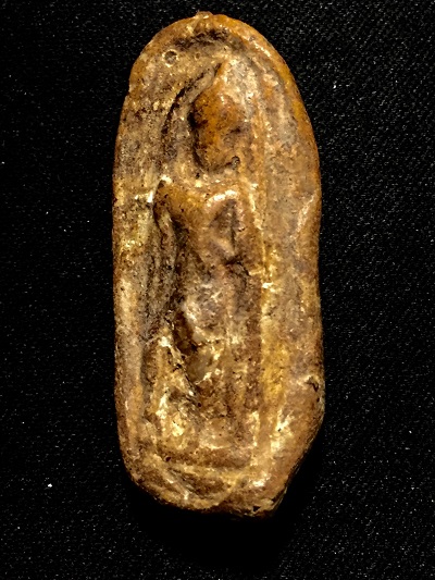 พระลีลาเนื้อดิน กรุทุ่งเศรษฐ๊ พิมพ์เม็ดขนุน