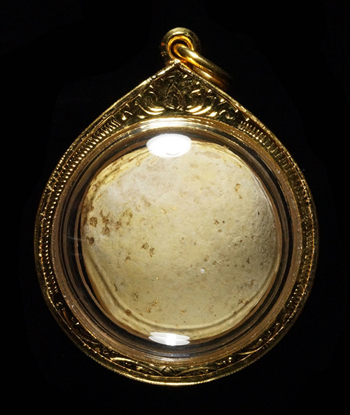 .ลูกอมผงพรายกุมาร บรอนซ์ฝุ่น หลวงปู่ทิม วัดละหารไร่ ปี 2517 ระยอง บัตรรับรอง เลี่ยมทองพร้อมใช้ครับ..