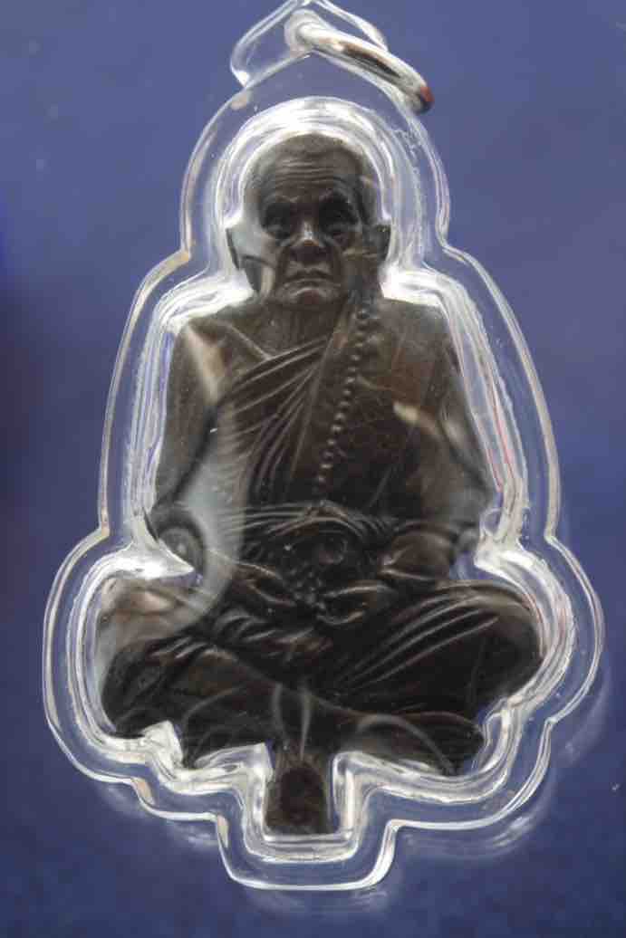 รูปเหมือนตัดชิด หลวงปู่หมุน อายุ 105 ปี รุ่นเสาร์ห้า บูชาครู ปี 2543 เนื้อนวโลหะ 
