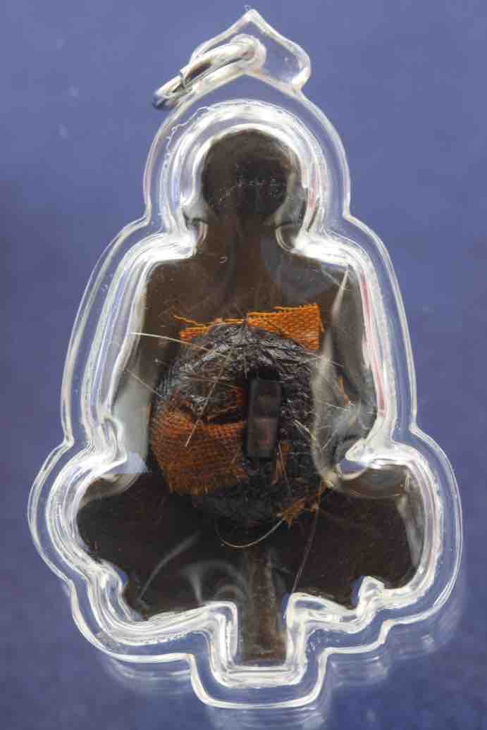 รูปเหมือนตัดชิด หลวงปู่หมุน อายุ 105 ปี รุ่นเสาร์ห้า บูชาครู ปี 2543 เนื้อนวโลหะ 