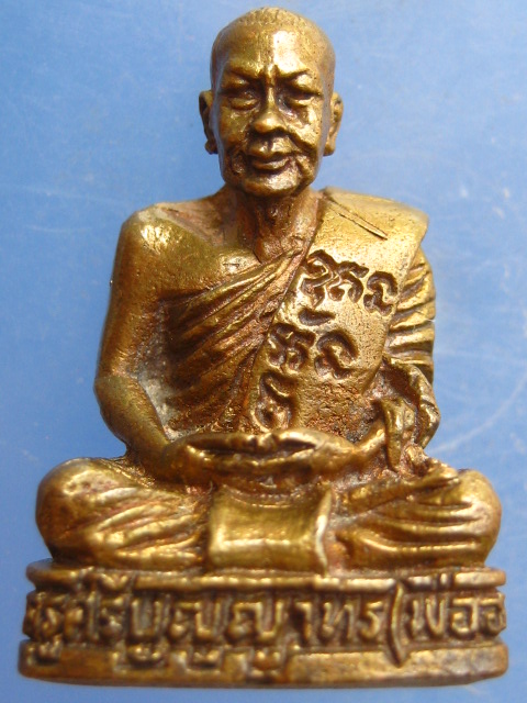 รูปหล่อพระครูศรีบุญญาทร(หลวงพ่ออาจ) วัดแจ่มราษฎร์ศรัทธาธรรม จ.สมุทรปราการ