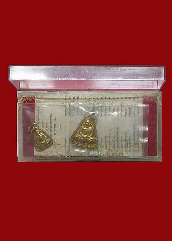 พระหลวงพ่อเงิน วัดบางคลาน รุ่นอำเภอตะพานหินสร้าง ปี2522ครบชุดกล่องเดิมๆพร้อมบัตรรับรองพระแท้ครับครับ