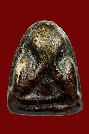 พระปิดตาหลวงพ่อปาน เนื้อผง จุ่มรัก วัดดเครือวัลย์ หลังเรียบ