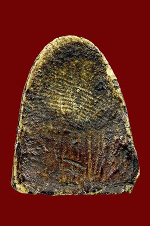 พระปิดตาหลวงพ่อปาน เนื้อผง จุ่มรัก วัดดเครือวัลย์ หลังเรียบ