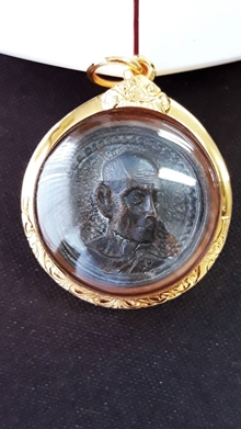 เหรียญล้อแม็กหลวงปู่โต๊ะ วัดประดู่ฉิมพลี ปี2521 เนื้อนวะ สวยเก่าเดิมพร้อมเลี่ยมทองยกซุ้มขัดเงาครับ