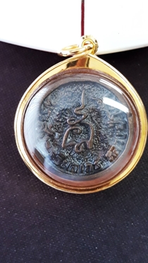 เหรียญล้อแม็กหลวงปู่โต๊ะ วัดประดู่ฉิมพลี ปี2521 เนื้อนวะ สวยเก่าเดิมพร้อมเลี่ยมทองยกซุ้มขัดเงาครับ