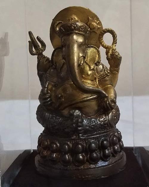 องค์บูชา พระพิฆเนศ เนื้อโลหะผิวสีน้ำผึ้ง พร้อมครอบแก้ว ขนาดหน้าตัก 2 นิ้ว