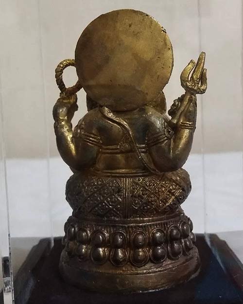 องค์บูชา พระพิฆเนศ เนื้อโลหะผิวสีน้ำผึ้ง พร้อมครอบแก้ว ขนาดหน้าตัก 2 นิ้ว