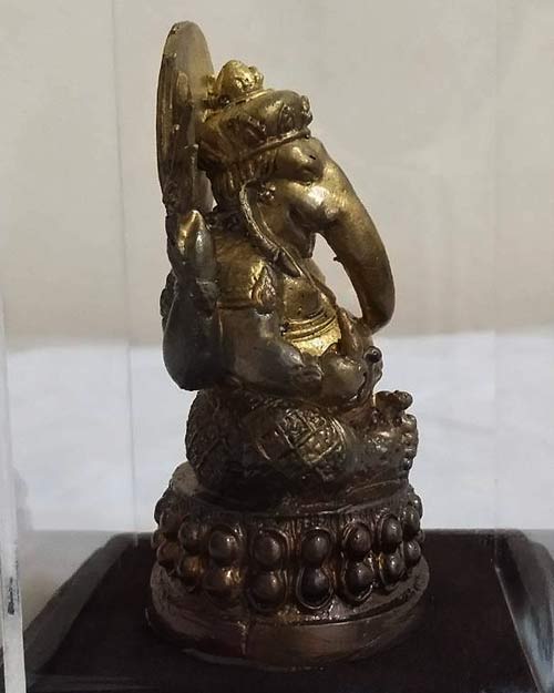 องค์บูชา พระพิฆเนศ เนื้อโลหะผิวสีน้ำผึ้ง พร้อมครอบแก้ว ขนาดหน้าตัก 2 นิ้ว
