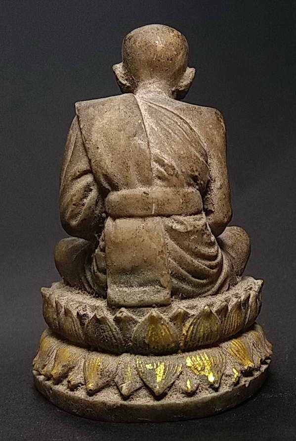 30 บาทแดง พระบูชาหลวงปู่ทวด วัดช้างให้ เนื้อเรซิ่น ขนาดฐานกว้าง 4.4 cm ฐานลึก 3.7 cm ความสูง 6.2