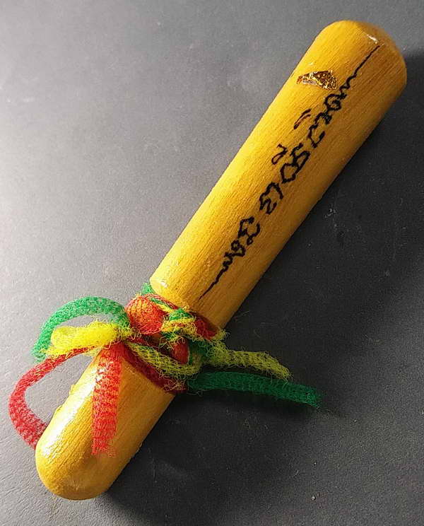 20 บาทแดง สากกระเบือ พันไหมสามสี ปิดทอง จารปากกาเคมี ไม่ทราบที่