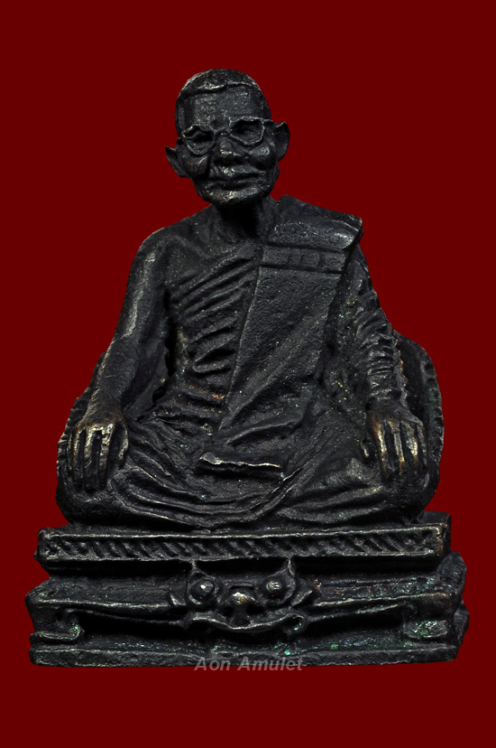 รูปหล่อเนื้อทองแดง รุ่น วิเศษถวายไฟฟ้า หลวงปู่แหวน สุจิณฺโณ วัดดอยแม่ปั๋ง พศ.2524