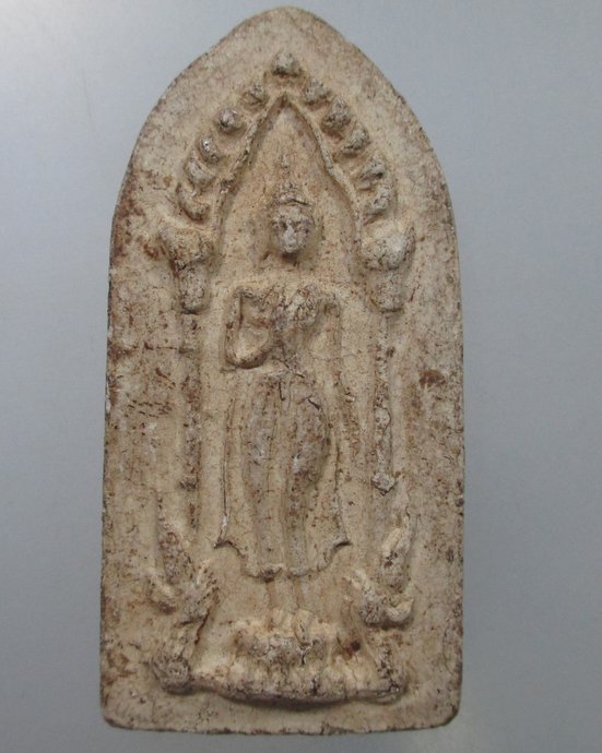 ๒๐ พระลีลาเนื้อผง หลังยันต์