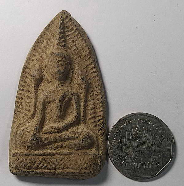 20 บาทแดงครับ เป็นพระทางเหนือ น่าจะเป็นเกจิยุคหลัง สร้างล้อพิมพ์พระกรุ