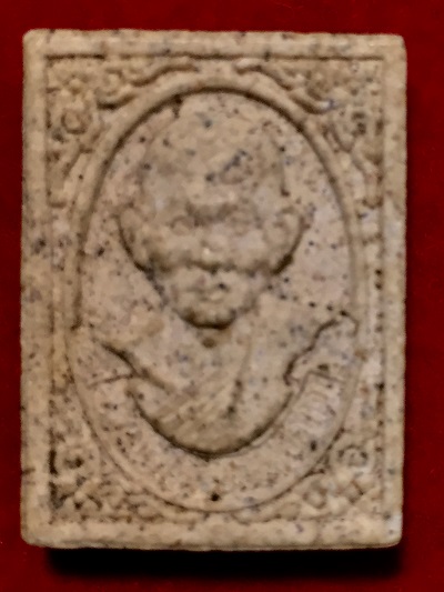 พระผงรูปเหมือนหลวงปู่คำพันธุ์ วัดธาตุมหาชัย  รุ่น ฉลองพระธาตุมหาชัย  พ.ศ. ๒๕๓๙