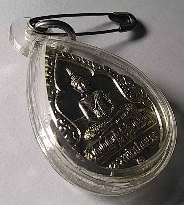 30 บาทแดงครับ เหรียญหลวงพ่อปากแดง วัดพราหมณี  จังหวัดนครนายก  รุ่นนะเมตตา เลี่ยมอย่างดีพร้อมใช้ครับ