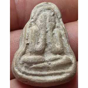 พระปิดตาเนื้อผง หลังฝังข้าวสารดำ ไม่ทราบที่ครับ