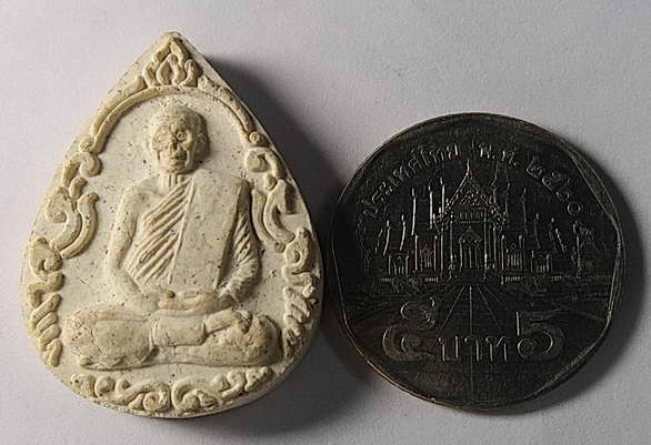 เริ่มที่ 10 บาท พระผงหยดน้ำ หลวงพ่อพุธ ฐานิโย ที่ระลึกงานพระราชทานเพลิง