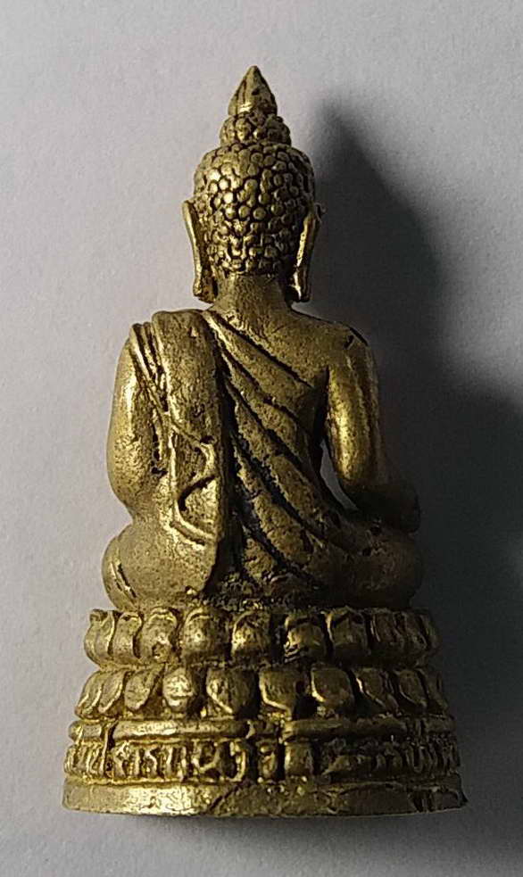20 บาทแดงครับ   รูปหล่อพระพุทธชนะมารประทานพรสมปรารถนา ชื่อวัดผมอ่านไม่ออกครับ