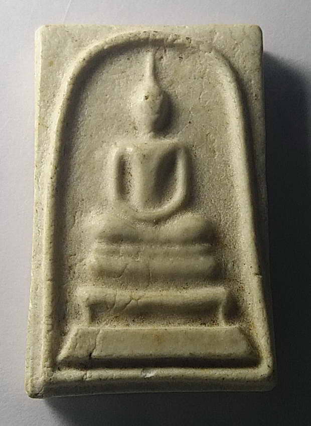 20    แดง  พระสมเด็จเนื้อผง หลังตรายาง  มีลายเซ็นต์ ไม่ทราบที่ เคาะเดียว 