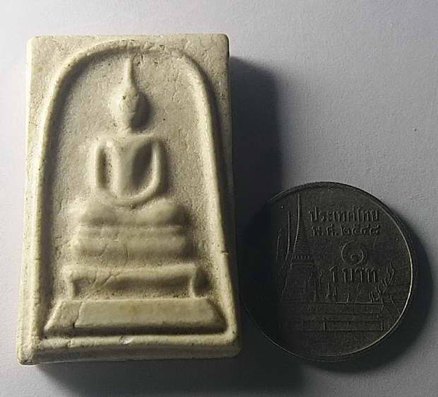 20    แดง  พระสมเด็จเนื้อผง หลังตรายาง  มีลายเซ็นต์ ไม่ทราบที่ เคาะเดียว 