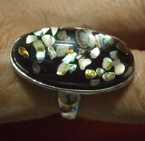 แดง 100.- แหวนหัวดำลายมุก สวยมากๆ ตัวเรือนชุบโรเดียม ขนาดเส้าผ่าศูนย์กลาง 1.9 เซ็นต์ (#R16)