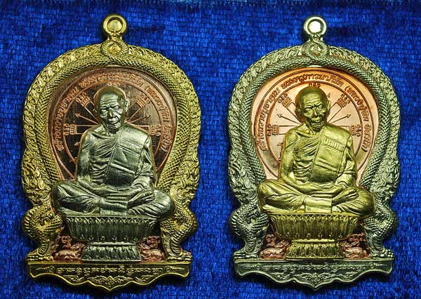 (1 ชุด 2 เหรียญ) >>> เหรียญนั่งพานหลวงปู่ทิม รุ่น "บูชาครู ๕๙" ชุดของขวัญ ( พานเงิน - พานทอง ) 