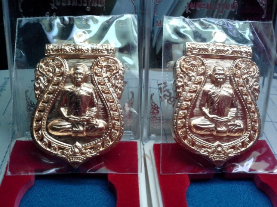 เสมานิรันตรายหลวงปู่สินเนื้อทองแดงขัดเงาอย่างสวย5185+5158 