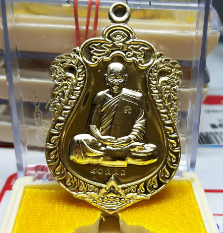เหรียญเสมากฐิน59เนื้อทองฝาบาตรผิวสวยๆพร้อมกล่อง หลวงพ่อสิน วัดละหารใหญ่