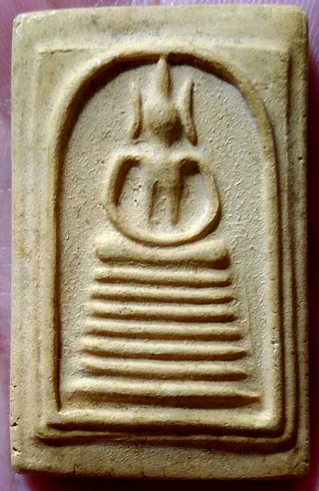 *สมเด็จฯวัดเกษไชโยฯ พิมพ์ ๗ ชั้น รุ่นสร้างเขื่อน ปี๒๔๙๕ เนื้อเหลือง(องค์ที่๗)*