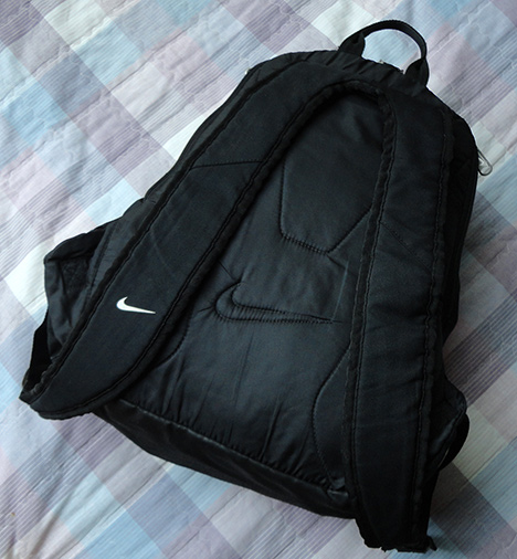 สนุกๆ กระเป๋าเป้ NIKE ของแท้ สีดำ สวยมาก จัดไปเริ่มประมูลไม่ถึง700 แล้วจะปิดเท่าไรก็เท่านั้นครับ