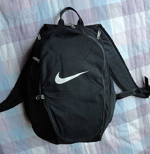 สนุกๆ กระเป๋าเป้ NIKE ของแท้ สีดำ สวยมาก จัดไปเริ่มประมูลไม่ถึง700 แล้วจะปิดเท่าไรก็เท่านั้นครับ