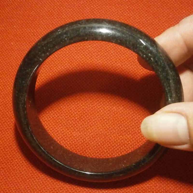 สวย...แท้...ถูก....กำไลหยกดำ (ท้องปลิง) แท้จากพม่า วงใน 6.1 ซ.ม. กว้าง 1.5 ซ.ม. หนา 8 มิล #254