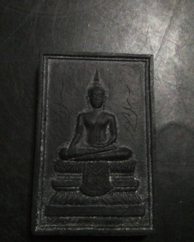 พระสมเด็จ พิมพ์พระประธานในโบสถ์ เนื้อดินเผา สีดำ ปี 2550