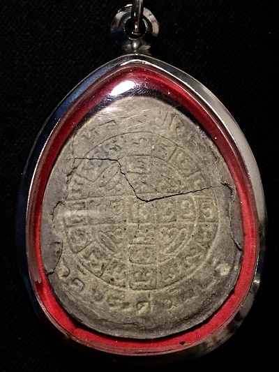 พระปิดตาจัมโบ้หลวงปู่โต๊ะ  วัดประดู่ฉิมพลี  สภาพหลังร้าวจากการใส่เลี่ยมกรอบ