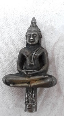 พระยอดธง หลวงพ่อโสธร รุ่นปลอดภัยปี39 เนื้อเงินองค์ กำลังน่ารักมีตอกโค้ชตอกหมายเลขไม่มีกล่องนะครับ 