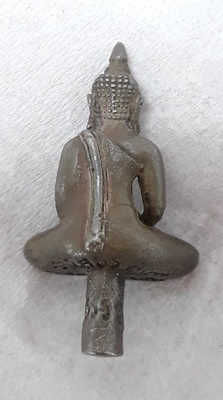 พระยอดธง หลวงพ่อโสธร รุ่นปลอดภัยปี39 เนื้อเงินองค์ กำลังน่ารักมีตอกโค้ชตอกหมายเลขไม่มีกล่องนะครับ 