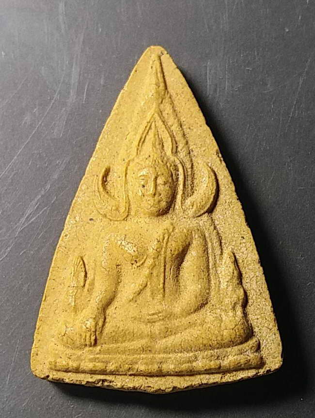 พระพุทธชินราชเนื้อผงหลังเรียบไม่ทราบที่ ไม่มีข้อมูลเลย ครับซื้อ 1 แถม 1 ผมแถมลูกอม