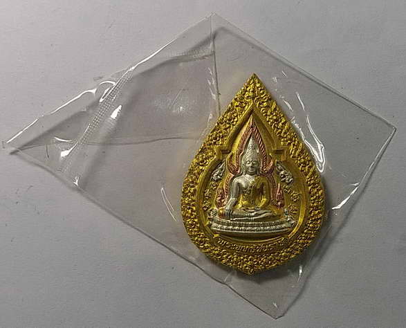 100 บาทแดงครับ เหรียญพระพุทธชินราชรุ่นปิดทอง ปี 2547 กะไหล่ทองสามกษัตริย์  