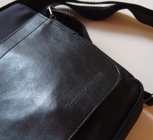 กระเป๋าสะพายข้าง Reebok แบรนด์ดัง ของแท้ สวย