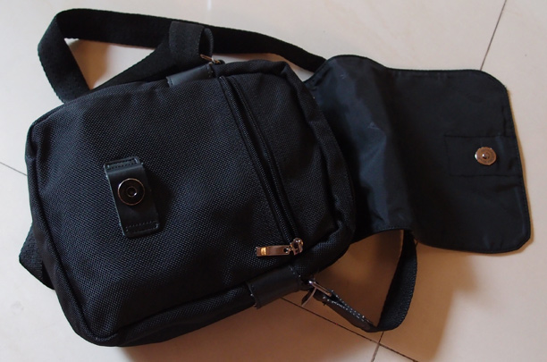 กระเป๋าสะพายข้าง Reebok แบรนด์ดัง ของแท้ สวย