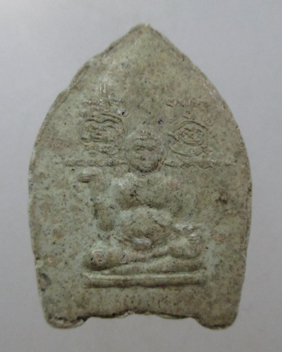 ๒๐ พระผงรูปเหมือนหลังกุมารทองกวัก