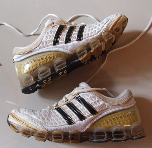 รองเท้า ADIDAS ของแท้ สวยๆ เบอร์40 2/3 ครับ ดีไซน์สุดแจ่มเลยรุ่นนี้