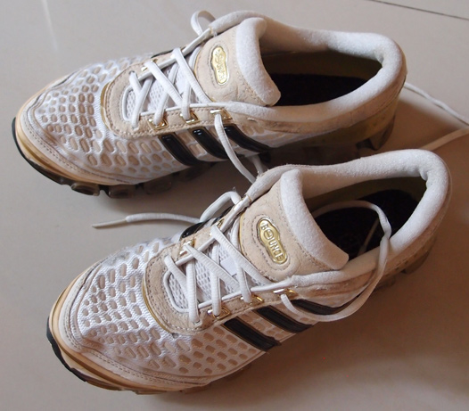 รองเท้า ADIDAS ของแท้ สวยๆ เบอร์40 2/3 ครับ ดีไซน์สุดแจ่มเลยรุ่นนี้