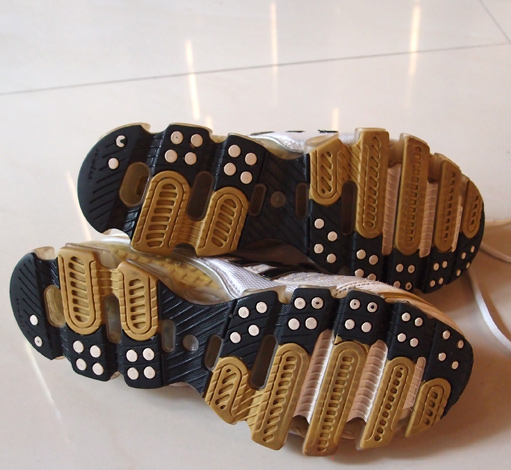 รองเท้า ADIDAS ของแท้ สวยๆ เบอร์40 2/3 ครับ ดีไซน์สุดแจ่มเลยรุ่นนี้