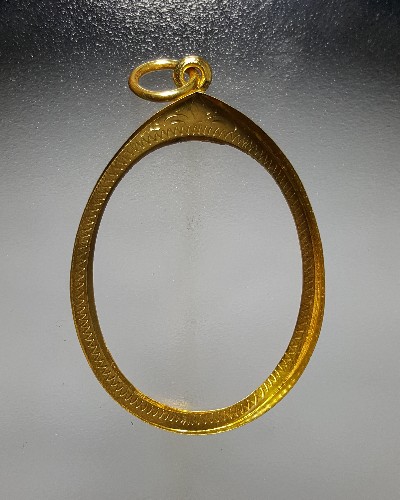 กรอบทองคำว่าสิงห์ สำหรับใส่เหรียญหลวงปู่ทวด รุ่น2 หรือพระขนาดใกล้เคียง น้ำหนัก 1.35 กรัม
